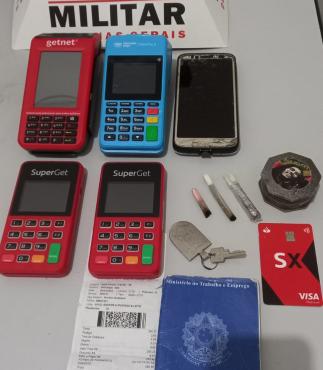 Os objetos recolhidos no quarto do acusado preso em flagrante pela PM