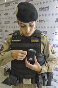 O equipamento portátil será inserido na parte frontal do fardamento dos PMs, que iniciarão as gravações assim que forem acionados ou iniciarem uma abordagem policial