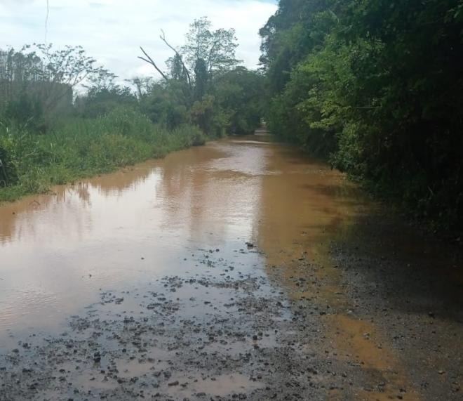 Cheia do ribeirão Mombaça atinge a rodovia toda vez que chove de forma intensa na cabeceira 