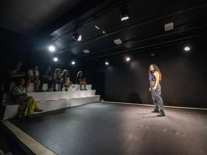Novo espetáculo do Casa Laboratório conduz discussões sobre o próprio teatro e utiliza inteligência artificial como recurso para ampliar o debate com a plateia