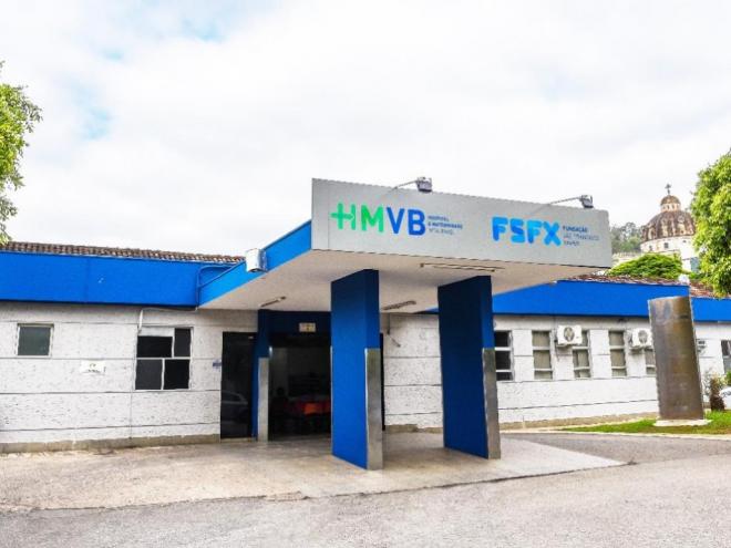 A vítima atingida pelos tiros foi encaminhada ao hospital, conforme a PM