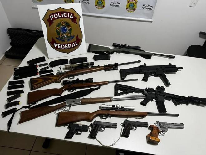Diversas armas e munições foram apreendidas durante a operação da PF