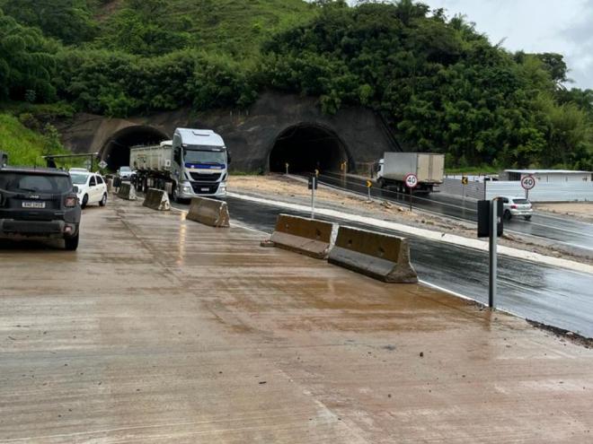 Depois de videos com denúncias de erosão à margem da pista, tráfego foi desviado novamente para os túneis 