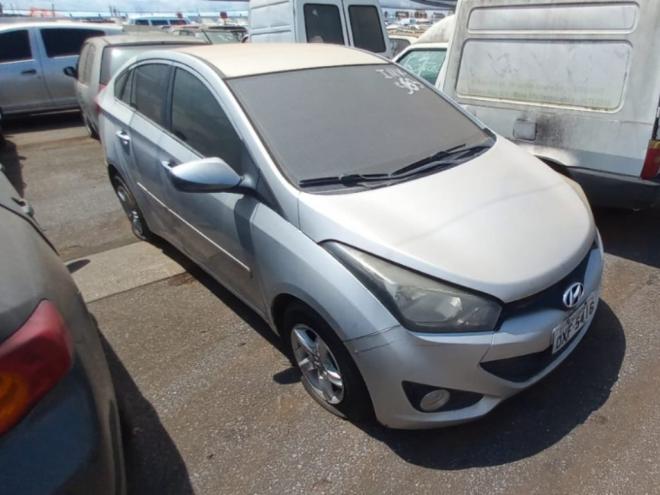 Outro veículo que vai a leilão é esse HB20S 1.0 MF, cor prata, ano 2014