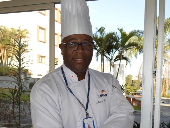 O chef Mauro Cesar, do Senac Minas, destaca técnicas de receitas típicas de Natal