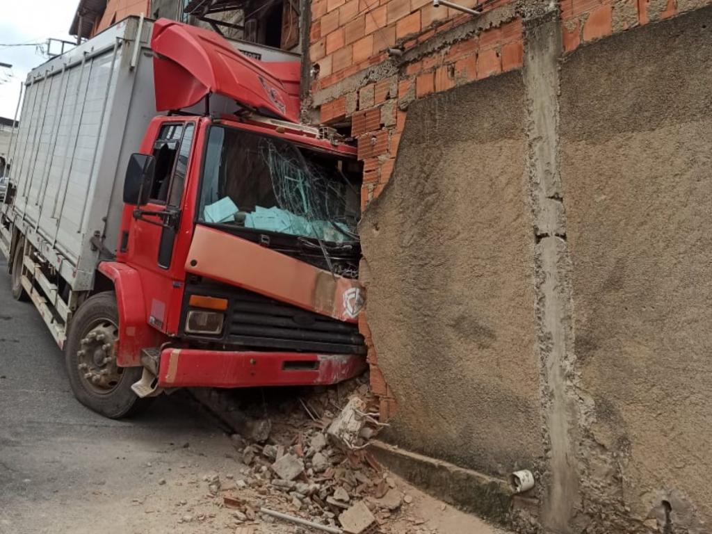 Bombeiros militares estiveram no local para avaliar a extensão dos danos e acionaram a Defesa Civil municipal para elaborar um parecer técnico