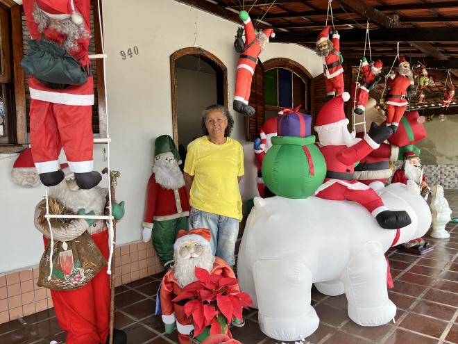 A professora aposentada Iziná Helena ama o Natal, o que transparece na decoração de sua casa