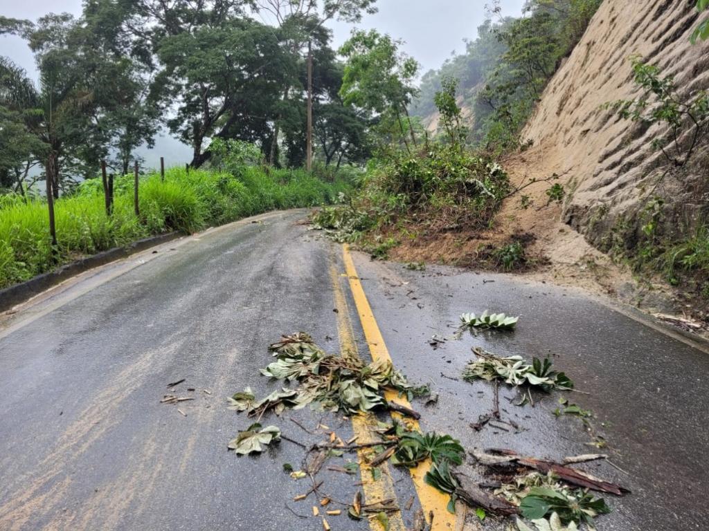 Vários trechos da estrada entre Jaguaraçu e a BR-318 estão parcialmente interditados com a queda de encosta