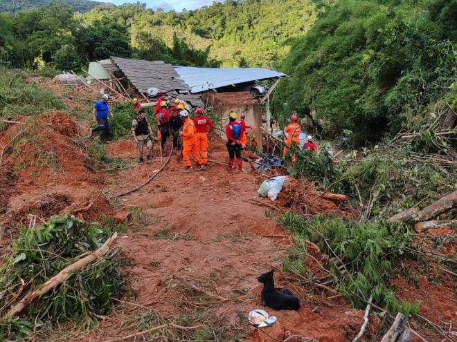Bombeiros atuam no local do desastre em Antônio Dias, em busca da última vítima desaparecida 