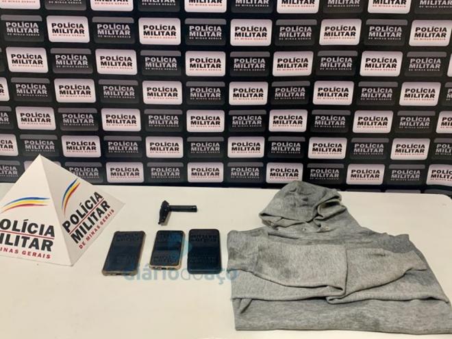 Os celulares roubados que foram encontrados pelos PMs durante a prisão do autor confesso