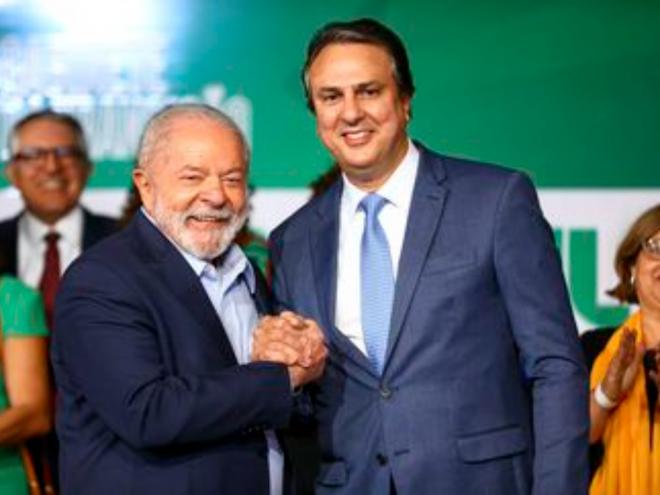 O presidente eleito, Luiz Inácio Lula da Silva, e o futuro ministro da Educação, Camilo Santana