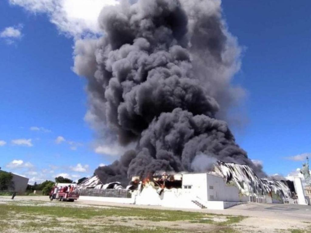 Imagem mostra loja completamente devastada pelas chamas 