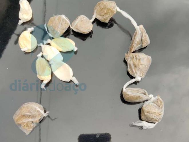 Porções de entorpecentes foram recolhidas na casa da vítima