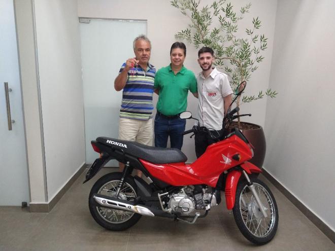 João Luiz da Silva, morador de Braúnas, ganhou a motocicleta Honda Pop 