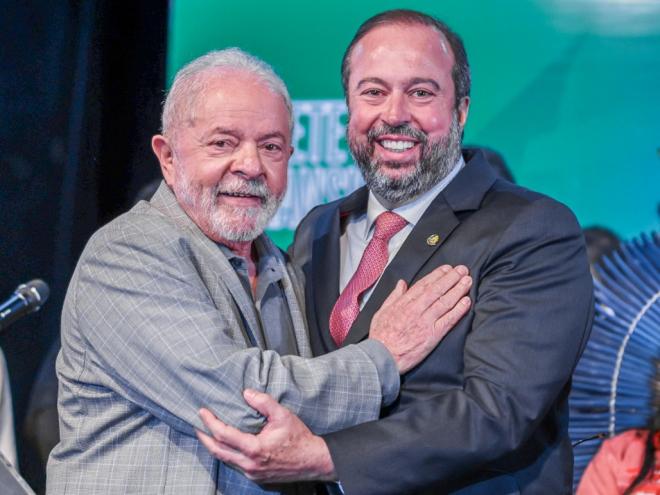 Silveira já foi deputado federal, diretor-geral do Departamento Nacional de Infraestrutura de Transportes (DNIT), no primeiro governo do presidente Lula, e secretário de Estado de Gestão Metropolitana e de Saúde em Minas Gerais