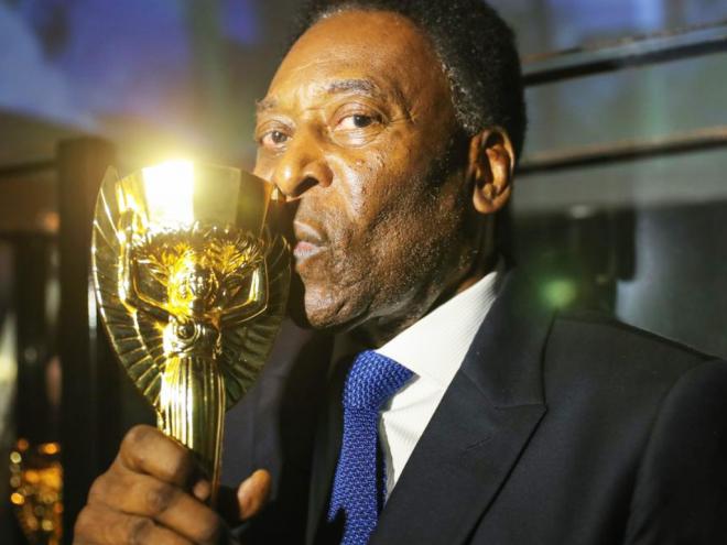 Pelé com a taça Jules Rimet, que conquistou pela seleção brasileira na Copa de 1970