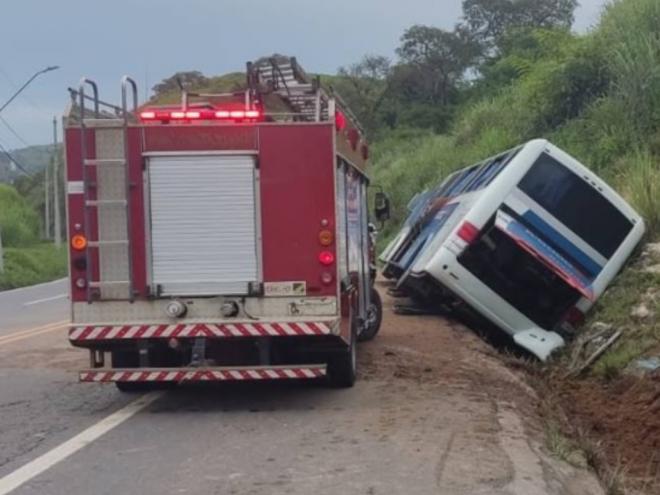 Coletivo transportava 22 passageiros, dos quais, 4 precisaram ser levados para um  hospital