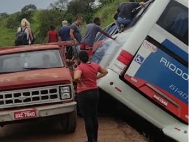 Motoristas que passavam pelo local pararam e ajudaram os passageiros a saírem pelas janelas do coletivo