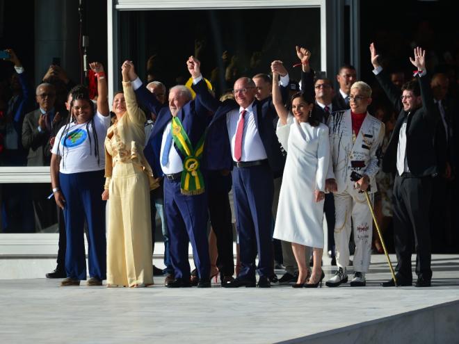Lula subiu a rampa do Planalto e recebeu faixa presidencial