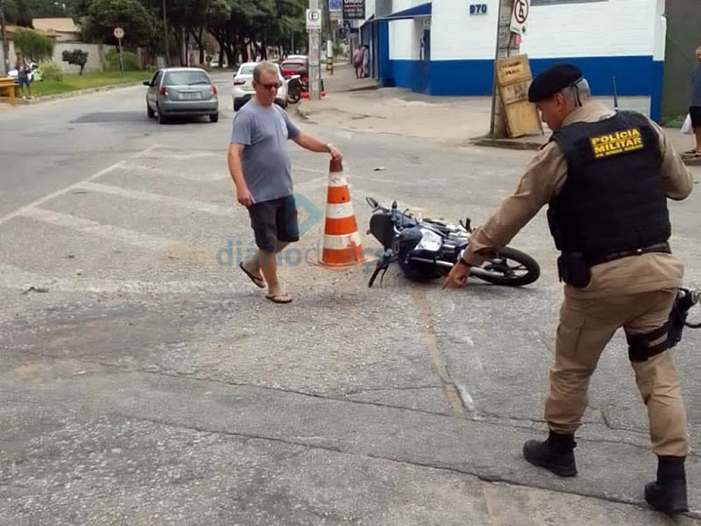A moto do casal, que foi atingida pelo carro depois de uma discussão no trânsito, ficou caída na avenida