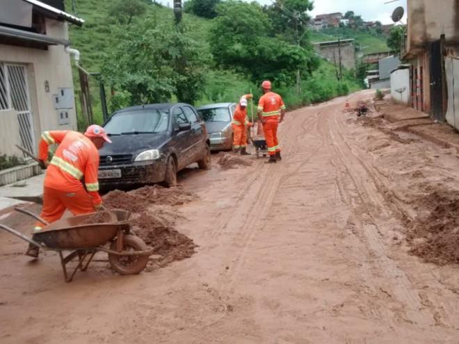 Cidade foi afetada por 100 mm de precipitação pluviométrica em pouco mais de uma hora. Tempestade foi mais forte entre duas e três horas da manhã.