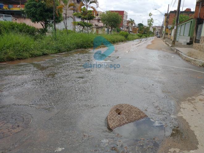 Obstrução da rede coletora e o transbordamento do esgoto na via pública foram provocados pelo lançamento indevido de água pluvial e de resíduos no sistema de esgotamento sanitário, informou a Copasa