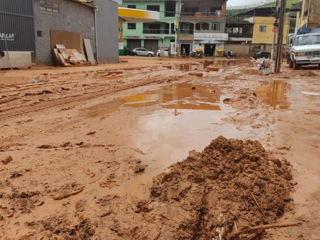 Rua Mariano Félix, no bairro Bom Jardim, ficou coberta de lama após a chuva da madrugada