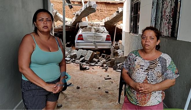 Alexsandra e Simone esperam ajuda para desobstruir os fundos das suas residências e reconstruir o muro 