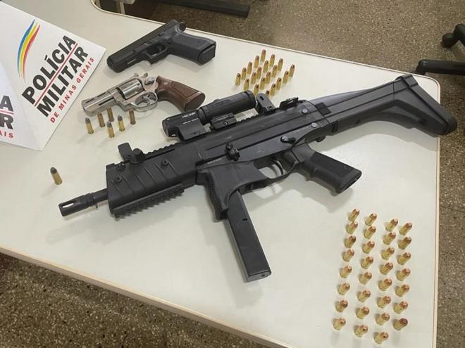 Armas ilegais foram apreendidas em Santa Bárbara, depois que homem embriagado e armado com o revolver ameaçou um devedor 
