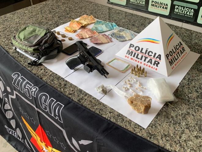 Arma, munição e porções de drogas foram recolhidas com um casal de 19 anos, no bairro São Domingos, em Coronel Fabriciano