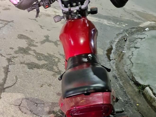 A motocicleta Yamaha / YBR 125k tinha sido furtada na noite anterior e o proprietário, de 33 anos, já havia acionado a polícia 