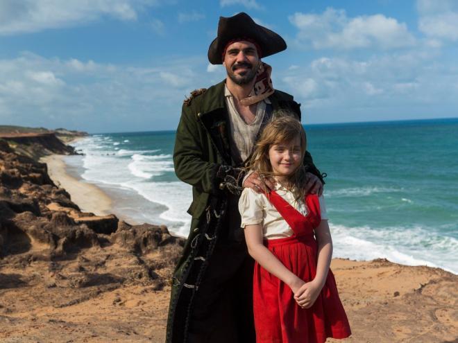 O pirata Perna-de-Pau (Juliano Cazarré) e Maribel (Lola Belli): aventura e diversão
