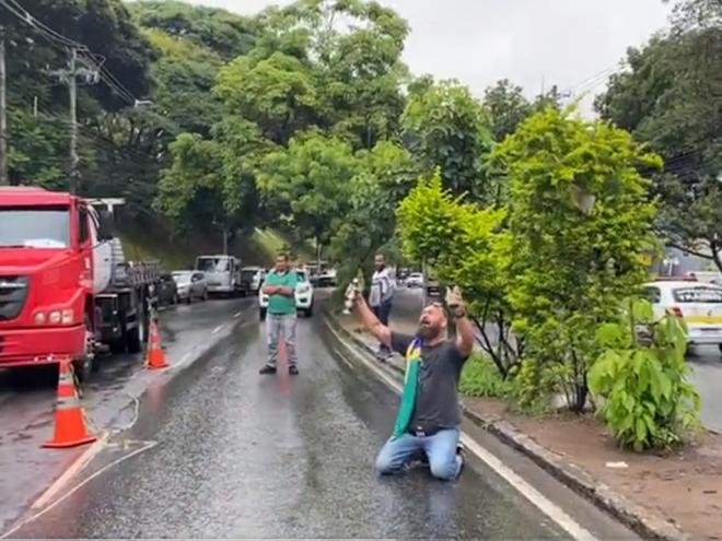 Bolsonarista, aos gritos, pede que acampanhamento não seja desmontado