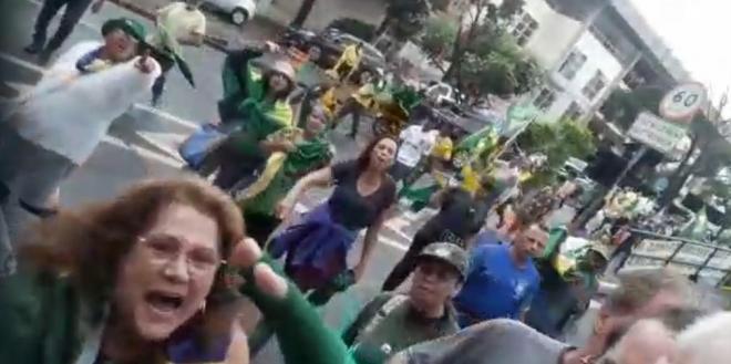 Quinta-feira (5/1) manifestantes cercaram fotógrafo do jornal Hoje em Dia; profissional foi agredido, arrastado e teve equipamento fotográfico roubado