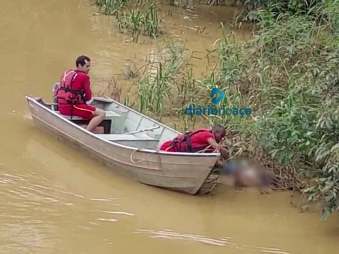 Uma equipe do Corpo de Bombeiros realizou o resgate do corpo da mulher no rio Santo Antônio