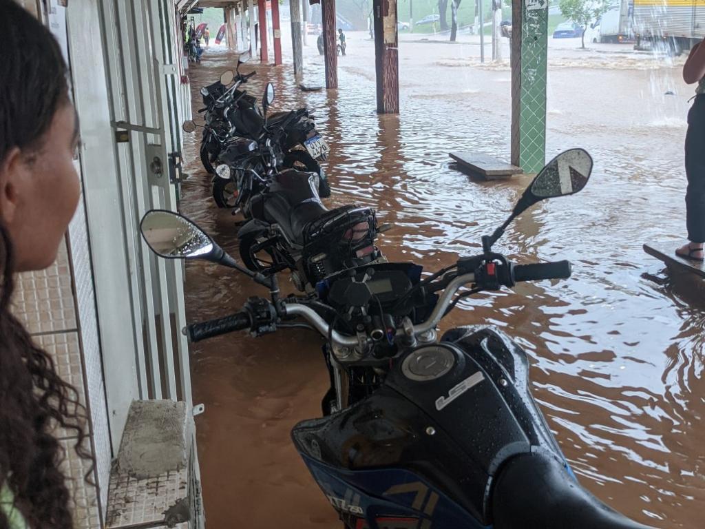 Trecho da avenida Magalhães Pinto, em Coronel Fabriciano, ficou inundado 