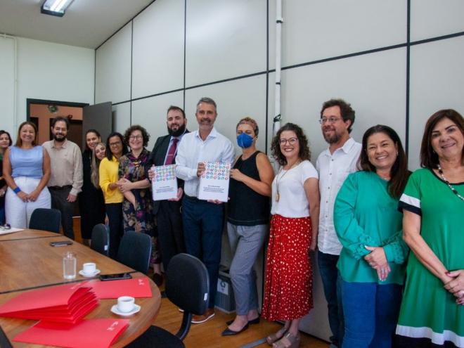 Ato que oficializou a entrega do relatório teve a participação de representantes da UFMG e instituições parceiras