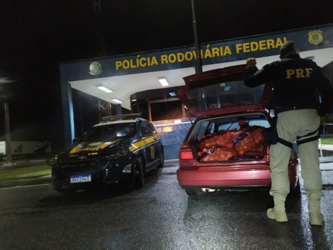 Em um veículo de passeio os agentes da PRF encontraram mais uma parte da carga saqueada