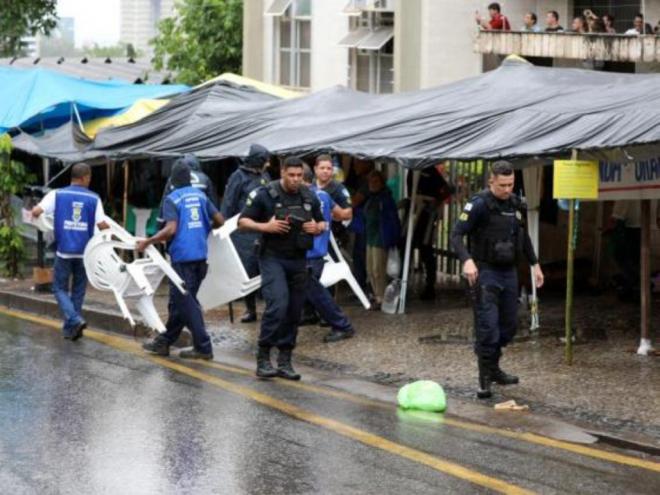 Na sexta-feira, a via, que estava ocupada por estrutura irregular instalada por manifestantes, foi liberada por equipes da Guarda Municipal 