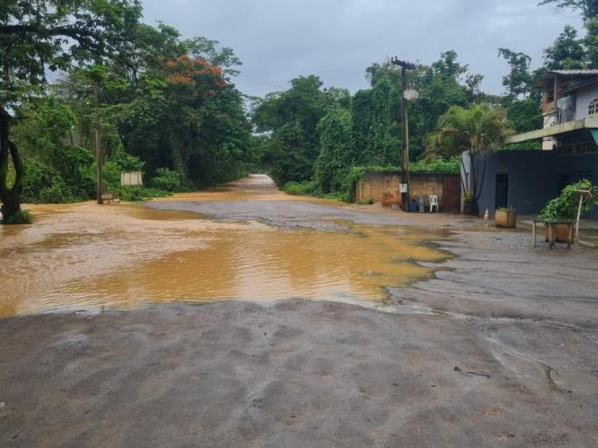 Uma das estradas com interdição total é a MG-760, no distrito de Baixa Verde, em Dionísio