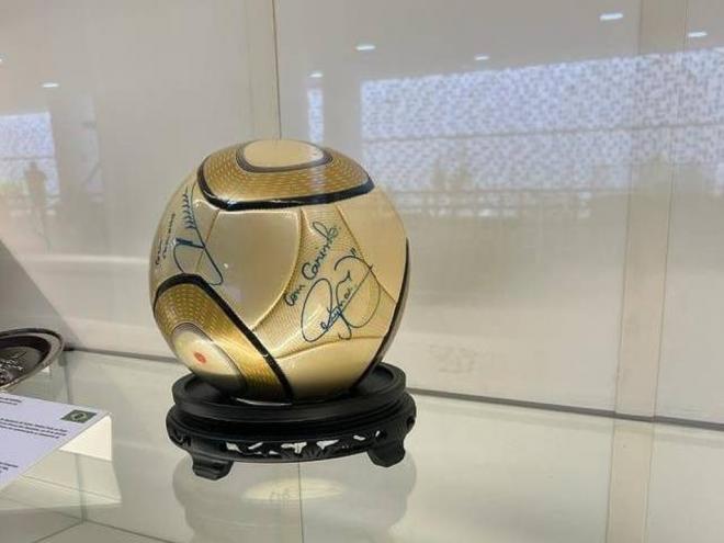 Bola de futebol presenteada pelo time do Santos   