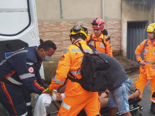 Uma equipe do SAMU também participou da ocorrência, dando assistência ao jovem e o levando até o hospital 