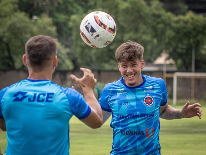O lateral-direito Carlos Daniel terá a oportunidade de começar atuando no último jogo de preparação para o Campeonato Mineiro