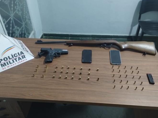 As armas apreendidas e a munição delas recolhidas durante a abordagem da PM