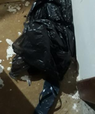 A polícia recolheu esses sacos pretos na casa da vítima