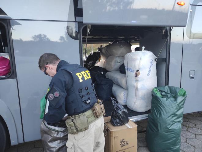 Produtos importados sem documentação fiscal foram localizados em bagageiro de ônibus de sacoleiros 