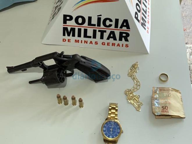 A arma de fogo usada no assalto foi apreendida juntamente com os objetos roubados das vítimas