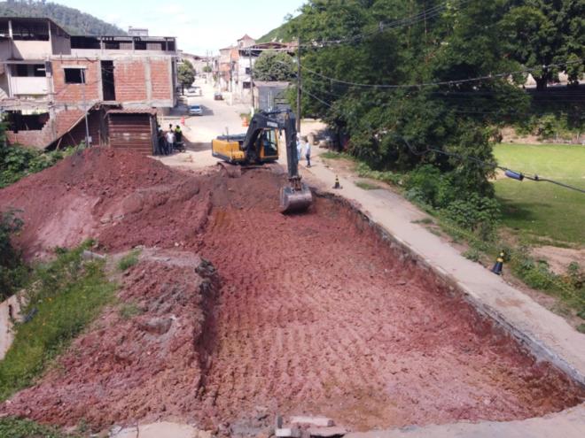 No local, a empresa está fazendo a remoção do solo saturado, compactação da base e nova pavimentação asfáltica