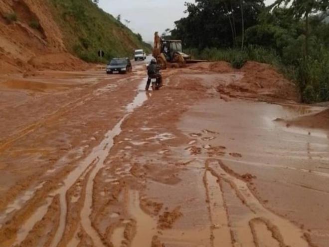 Trecho da MG-760 em Santo Antônio da Mata: máquinas já estão na pista removendo a lama 