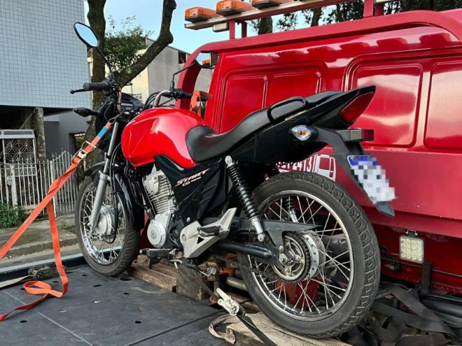 A motocicleta que o casal usava foi removida ao pátio credenciado 
